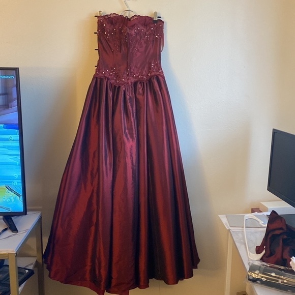 Wine red strapless sweetheart neckline ball gown prom dress with beaded bodice - Picture 8 of 9